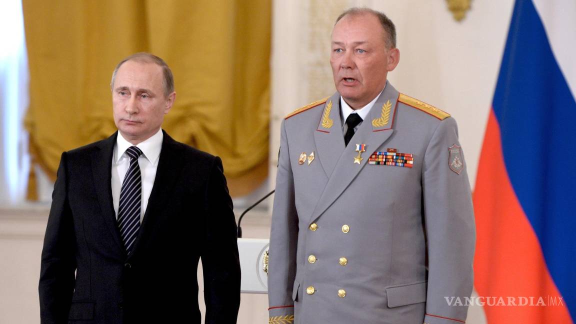 $!Foto tomada el 17 de marzo del 2016 del presidente ruso Vladimir Putin (i) con el general Alexander Dvornikov en Moscú.