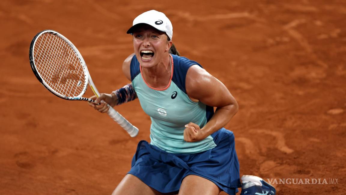 $!Iga Swiatek reacciona después de ganar contra Coco Gauff en su partido final femenino en el torneo de tenis del Abierto de Francia en Roland Garros en París.