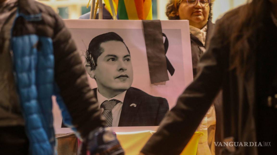 $!Integrantes de la comunidad LGBTTTIQA+ llevaron a cabo una protesta y velada por Jesús Ociel Baena en Toluca, Estado de México.