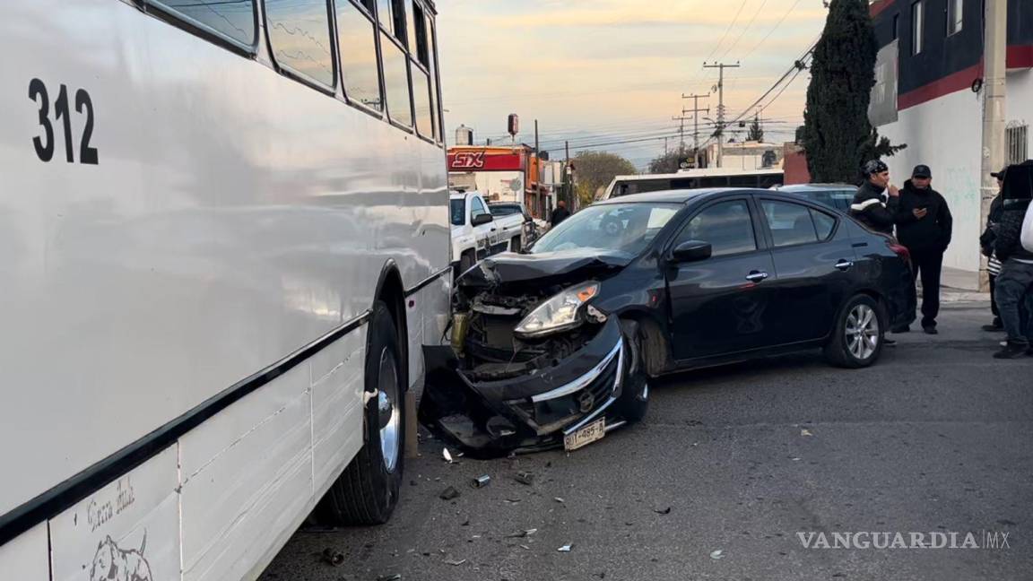 Camión se impacta contra auto; dos adultos mayores terminan hospitalizados, en Saltillo