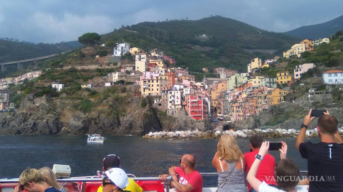 $!Llegada a Manarola a bordo de los barcos turísticos que hace el recorrido costero por los pueblos de la Cinque Terre. Región de Liguria. Italia.