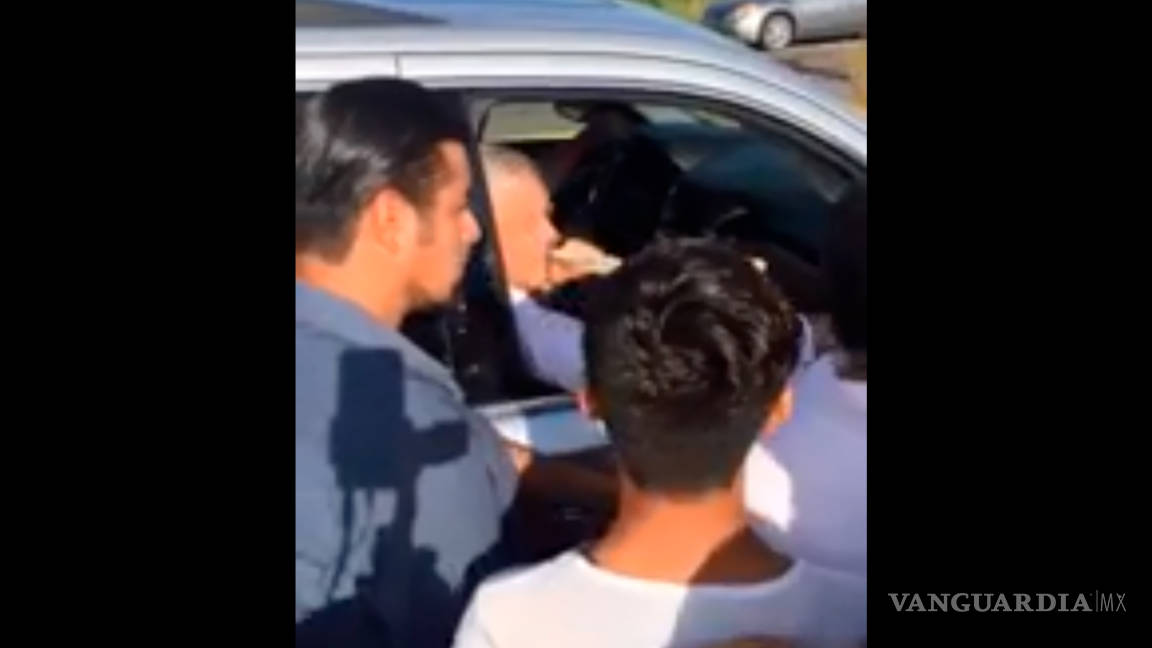 Jóvenes interceptan vehículo de AMLO para pedir becas en Sinaloa