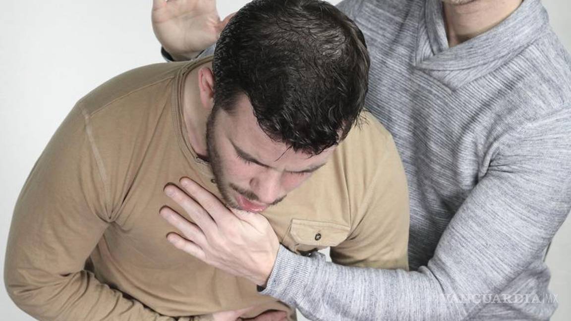 $!Inicialmente a la persona se le debe colocar una mano en el pecho, agacharlo para aprovechar el efecto de la gravedad y golpearle hasta cinco veces entre las escápulas.