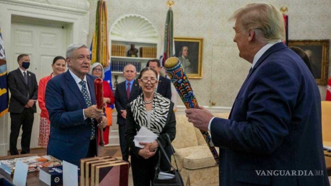 López Obrador intercambia bate con Trump; le entrega uno con decorado huichol