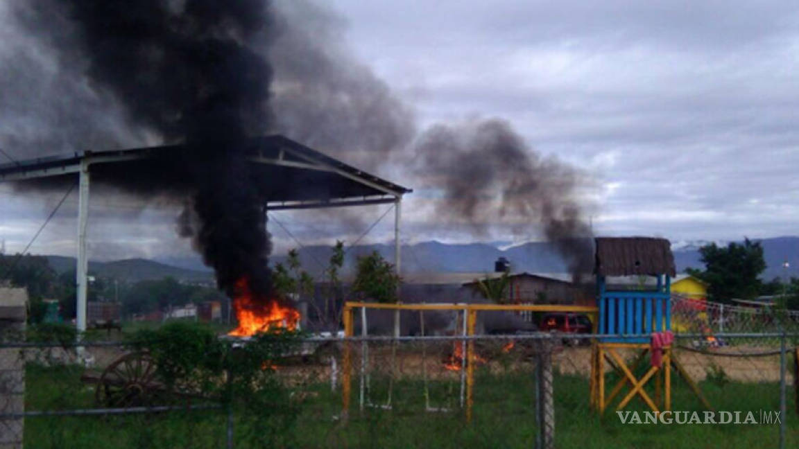 Incendian casas durante enfrentamiento en Oaxaca; hay dos muertos