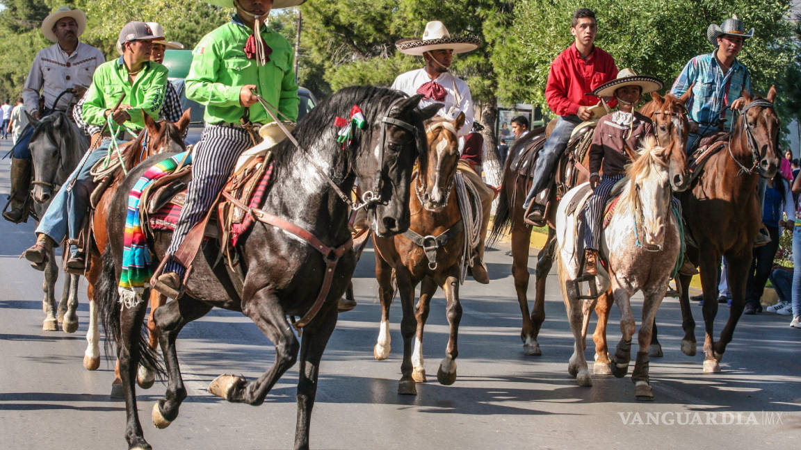 Realizan desfile en Saltillo entre caballos, estudiantes y militares