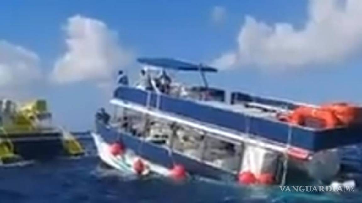 Rescatan a 95 pasajeros de embarcación turística a punto de colapsar, en Cozumel