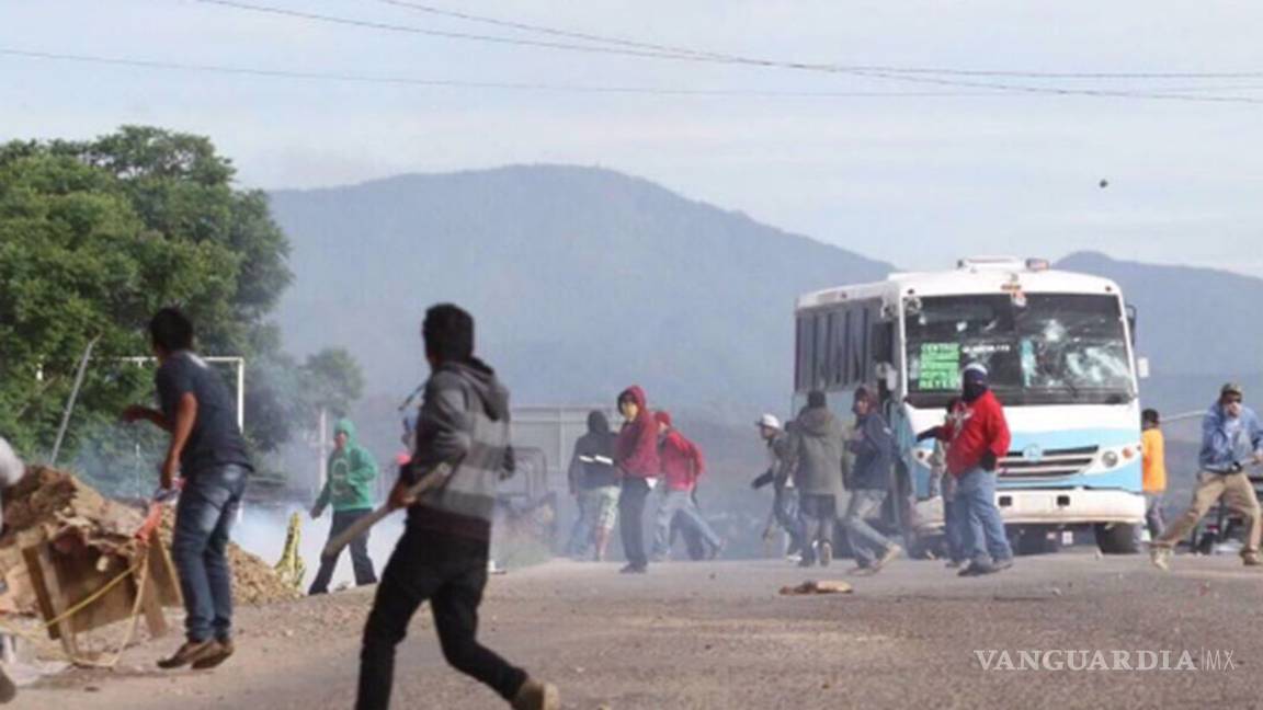 $!Incendian casas durante enfrentamiento en Oaxaca; hay dos muertos