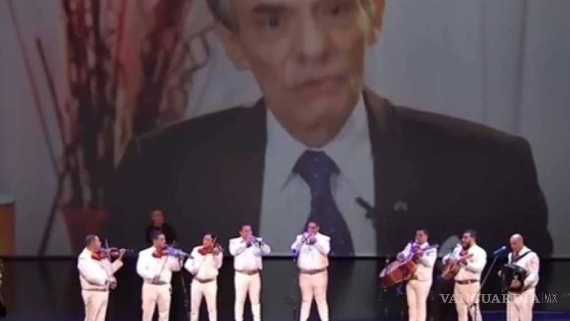 Solitario recibimiento a los restos de José José al llegar a homenaje en el auditorio de Miami