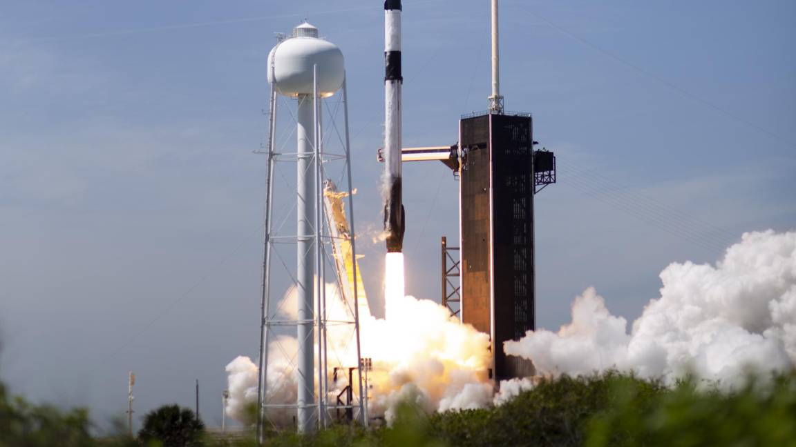 $!El cohete Falcon 9 de SpaceX que transporta la nave espacial Crew Dragon de la compañía mientras despega en la Misión Axiom 1 (Ax-1) a la EEI.