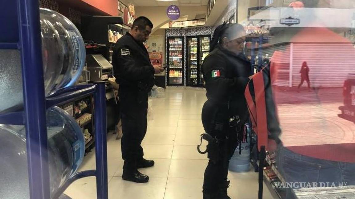 $!Oficiales se entrevistaron con los empleados del Oxxo.