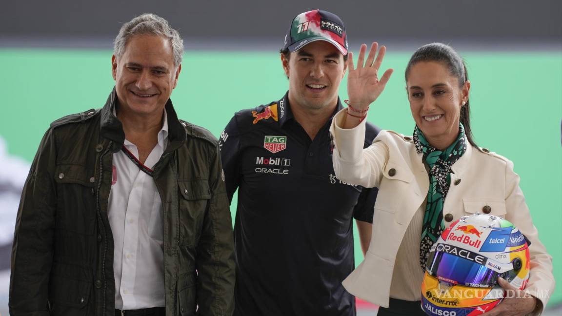 $!El mexicano Sergio “Checo” Pérez (c), de Red Bull Racing, posa con la jefa de gobierno de Ciudad de México, Claudia Sheinbaum (d), y el presidente del GP de CDMX, Alejandro Soberón.