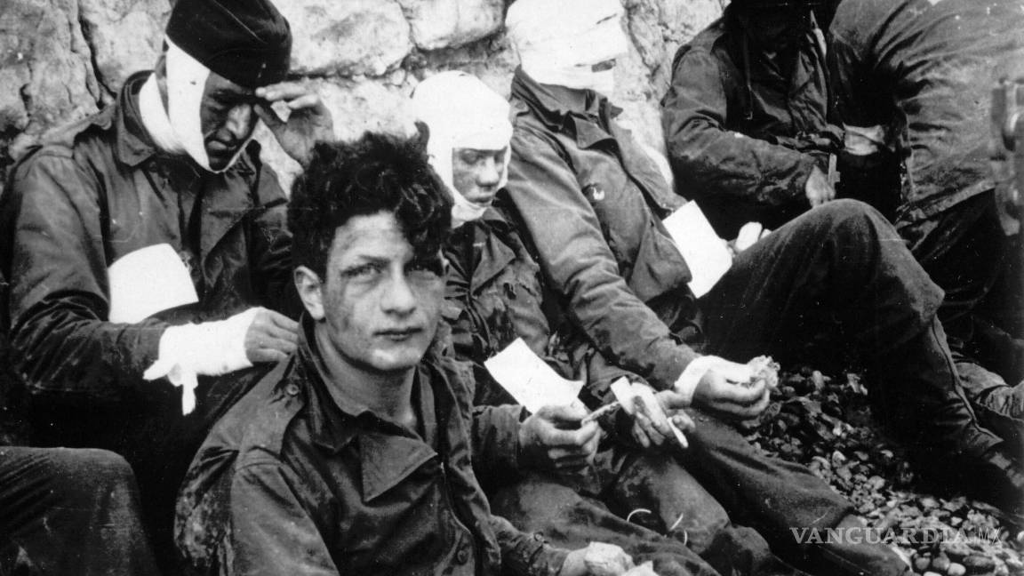 $!Hombres de las tropas de asalto estadounidenses del 16.º Regimiento de Infantería, heridos mientras asaltaban una zona costera con el nombre en código de Omaha.