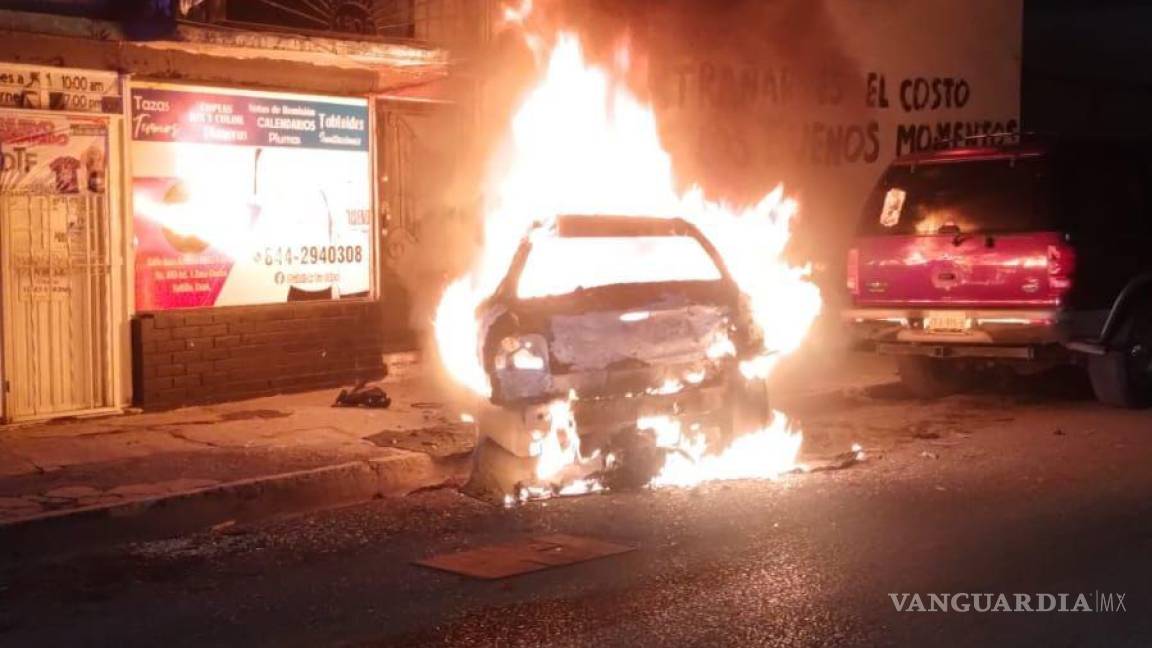 Impactan a vehículo estacionado, tratan de quitarle la batería y provocan incendio en Saltillo