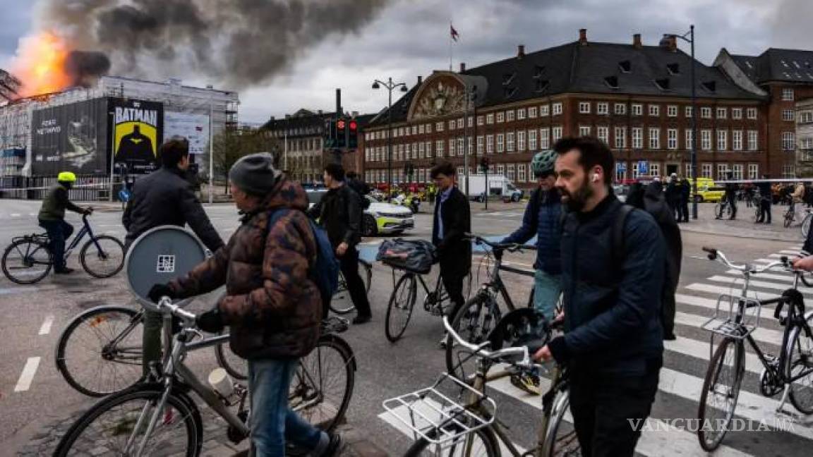 Se produce incendio en la histórica Bolsa de Copenhague en Dinamarca