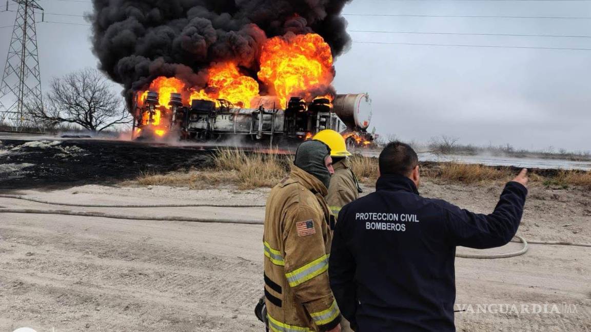 Explota pipa cargada con combustible en la carretera Federal 57, entre Nava y Piedras Negras