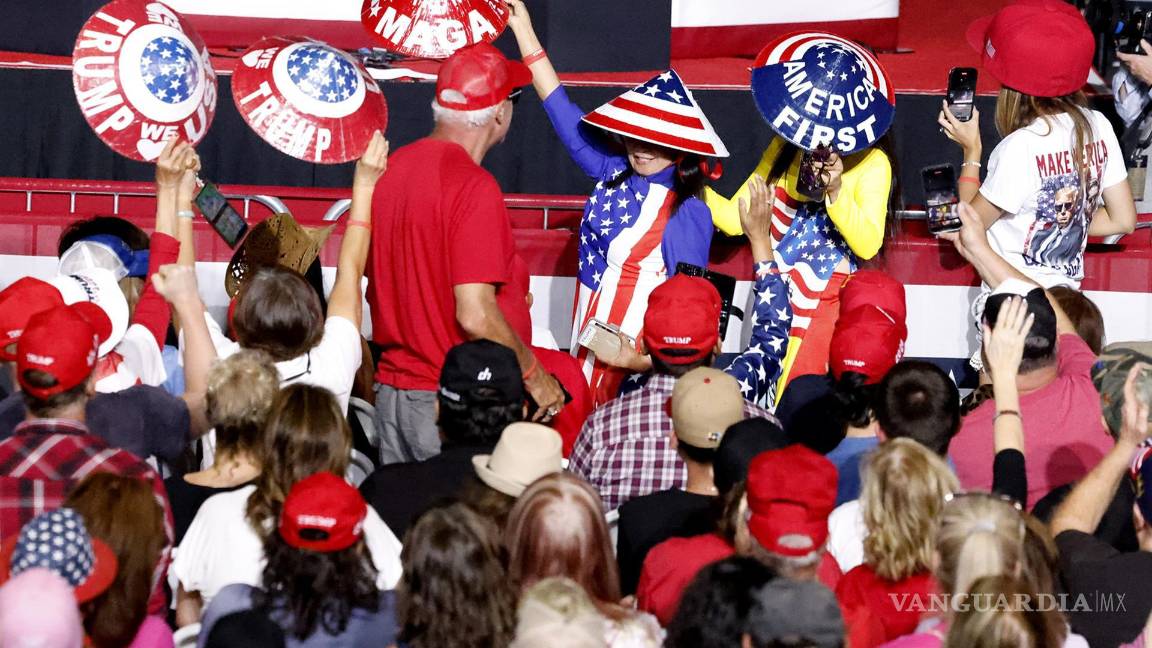 $!Partidarios aplauden mientras Donald Trump habla en un mitin de campaña en la Expo del World Market Center en Las Vegas, Nevada.