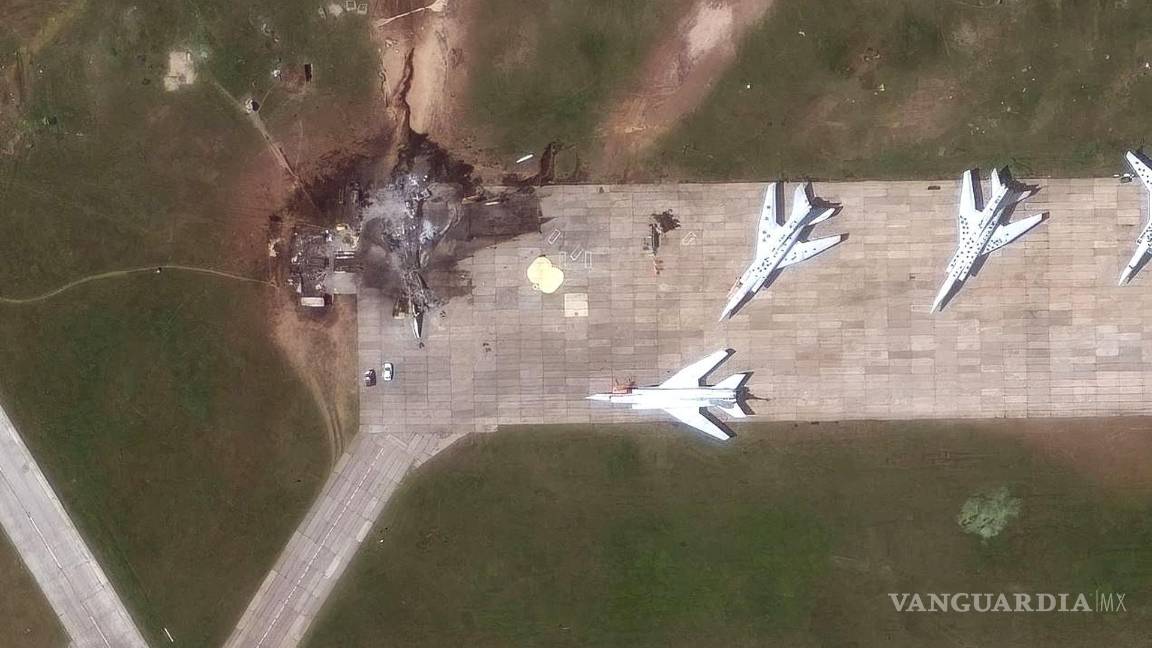 $!Una imagen satelital que muestra un avión Tupolev Tu-22 destruido después de una serie de ataques con drones ucranianos en la base aérea de Belaya en Rusia.