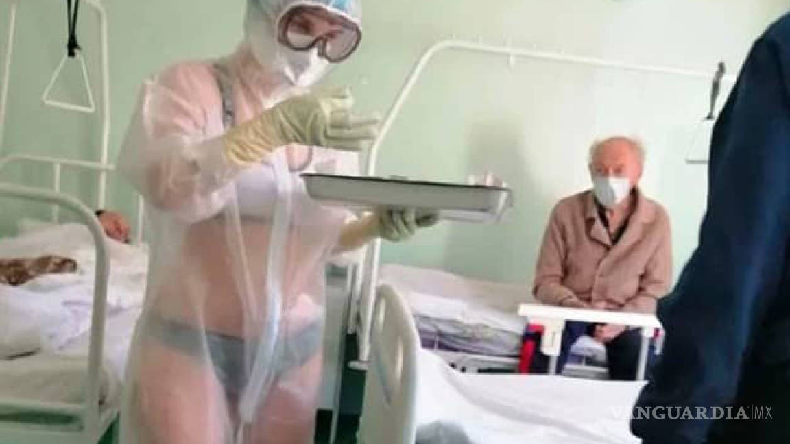 Joven enfermera atiende en ropa interior a pacientes de COVID-19