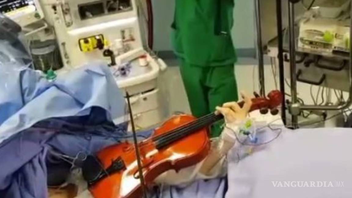 Operan a mujer de 23 años de un tumor en el cerebro… mientras toca su violín