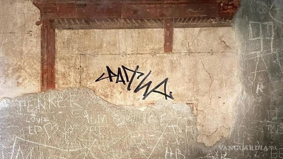 Turista vandaliza una pared con frescos en una antigua ciudad de Italia