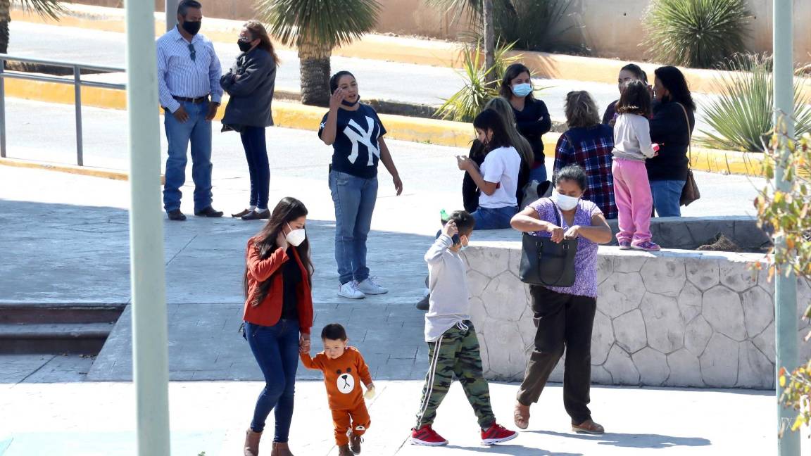 $!Familiares de pacientes del ISSSTE en espera de comunicación y atención con doctores.
