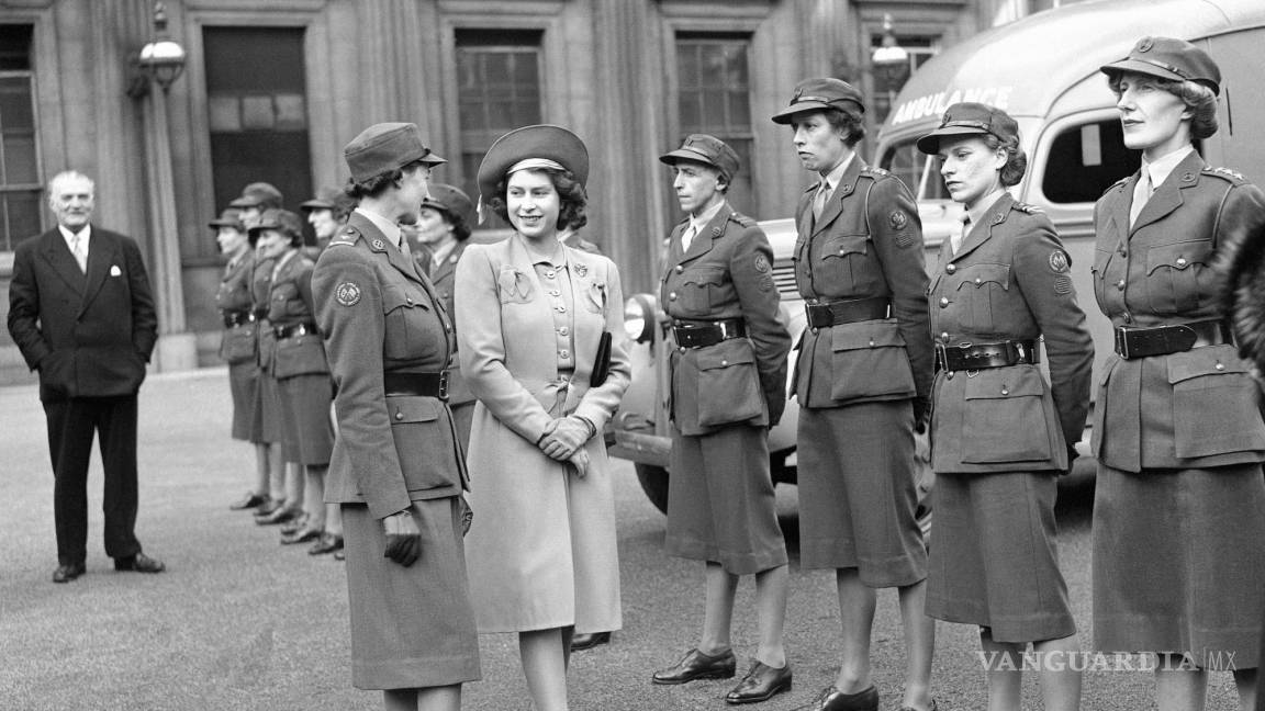 $!La princesa Isabel de Gran Bretñaa habla con una oficial de ambulancias en el Palacio de Buckingham en Londres el 24 de octubre de 1945.