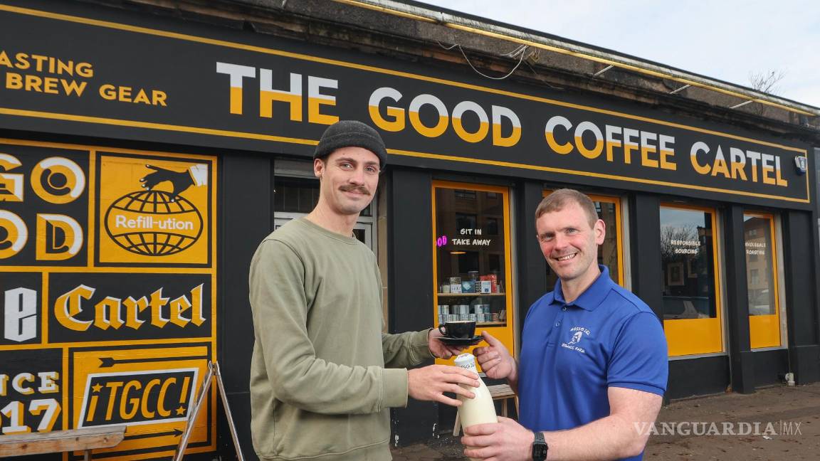 $!El l granjero y propietario de Mossgiel Organic Farm, Bryce Cunningham, da una botella de leche al barista Jacob Smith en Glasgow, Escocia