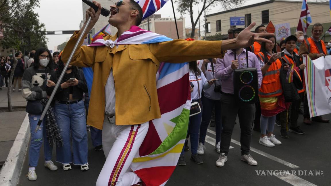 $!Un participante vestido como Freddie Mercury, el exlíder de la banda Queen, se presenta durante la Marcha del Orgullo Gay anual en Lima, Perú.