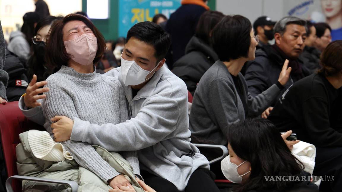 $!Seres queridos reaccionan mientras esperan noticias en el aeropuerto de Muan, en Corea del Sur. Las autoridades elevaron a 179 la cifra oficial de muertos en el accidente del avión comercial que se salió de la pista y chocó contra un vallado tras aterrizar.