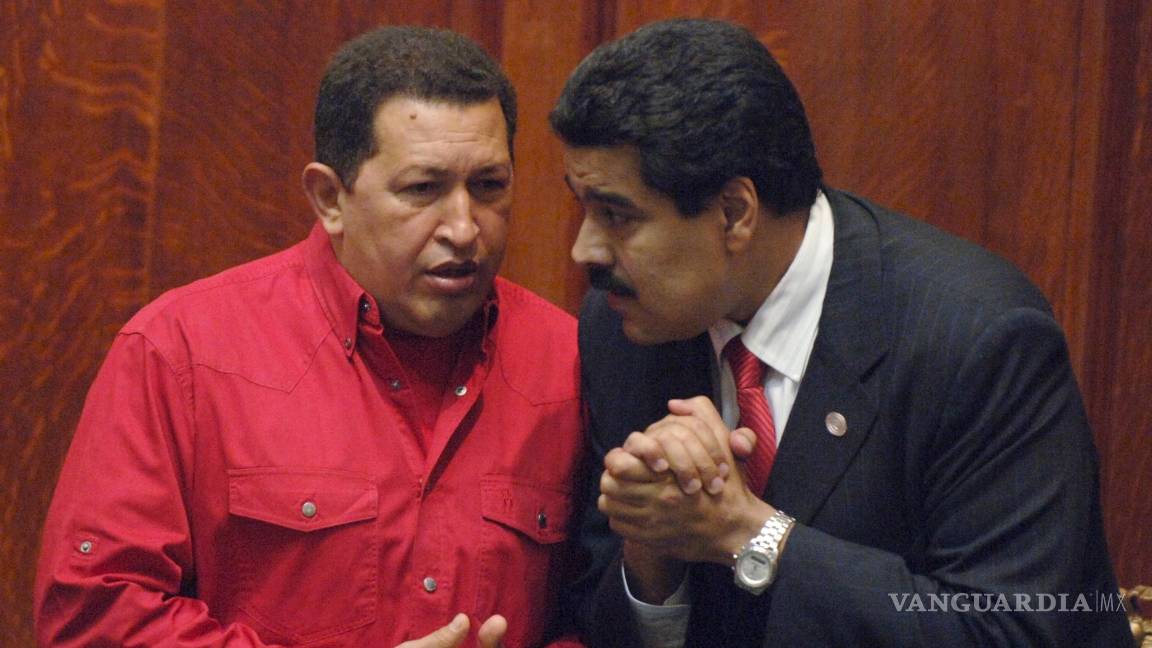 $!El presidente de Venezuela, Hugo Chávez habla con su canciller, Nicolás Maduro, en Montevideo, Uruguay, el 18 de diciembre de 2007.