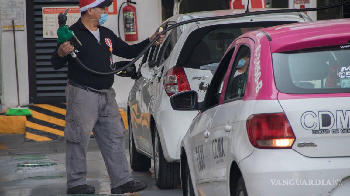 Se resiste a bajar precio de gasolina en México, mientras en EU los precios bajaron 54.5 por ciento