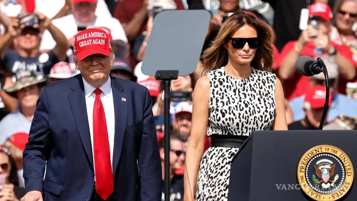 $!El presidente estadounidense, Donald J. Trump (izq.), llega con su esposa, la ex primera dama Melania Trump, en una fotografía de archivo.