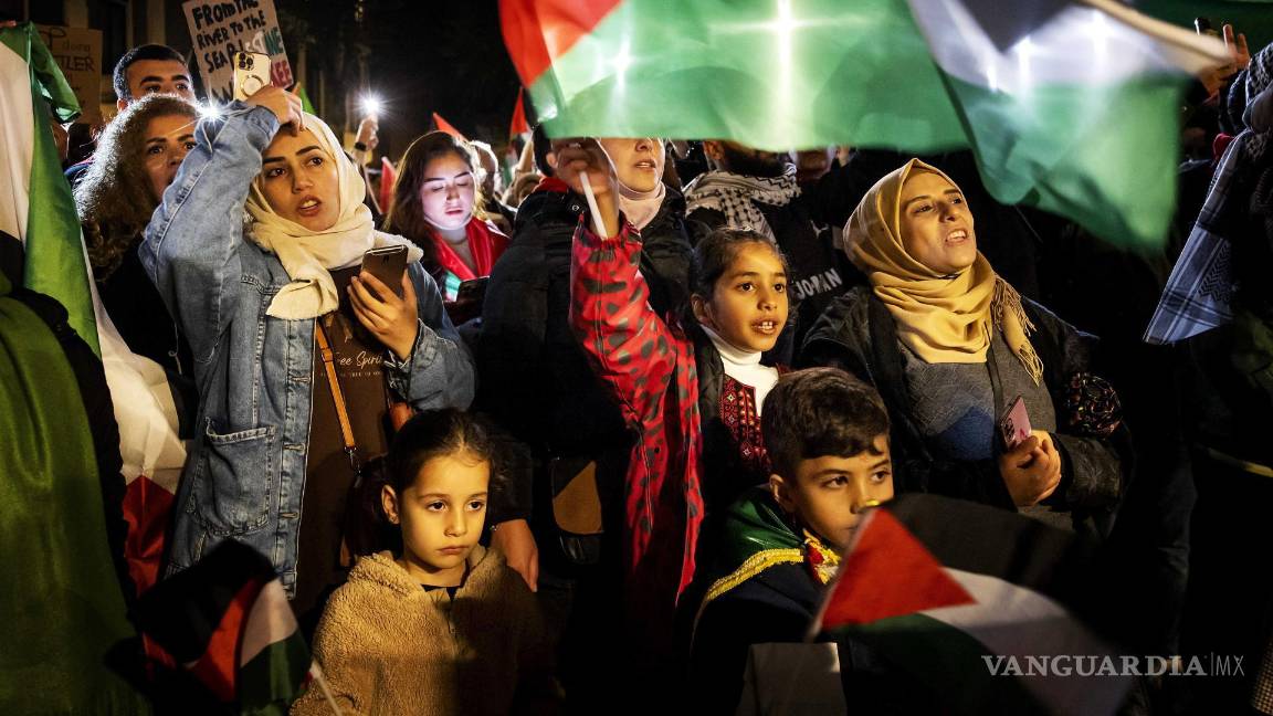 $!La gente marcha durante una manifestación pro-Palestina en Utrecht, Países Bajos.
