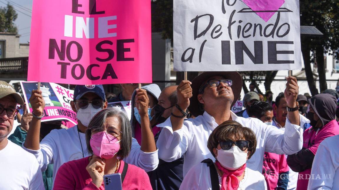 $!Ciudadanos se reunieron en el monumento Al Águila en la ciudad de Toluca como parte de las protestas que se hicieron a nivel nacional en defensa del INE.