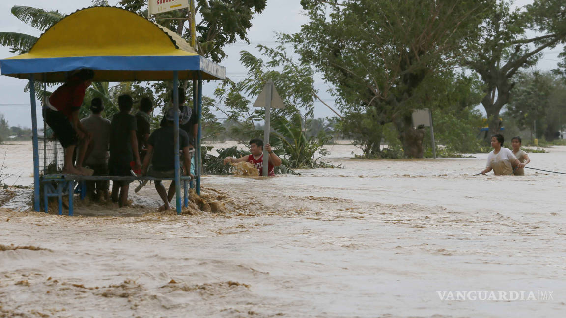 Suman 13 muertos en Filipinas por tifón 'Koppu'