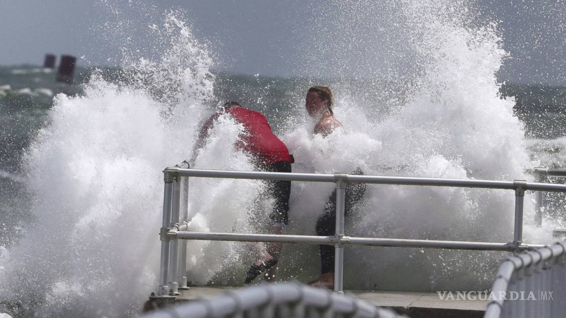 Dorian descarga la fuerza de sus vientos y lluvia sobre el litoral de Florida