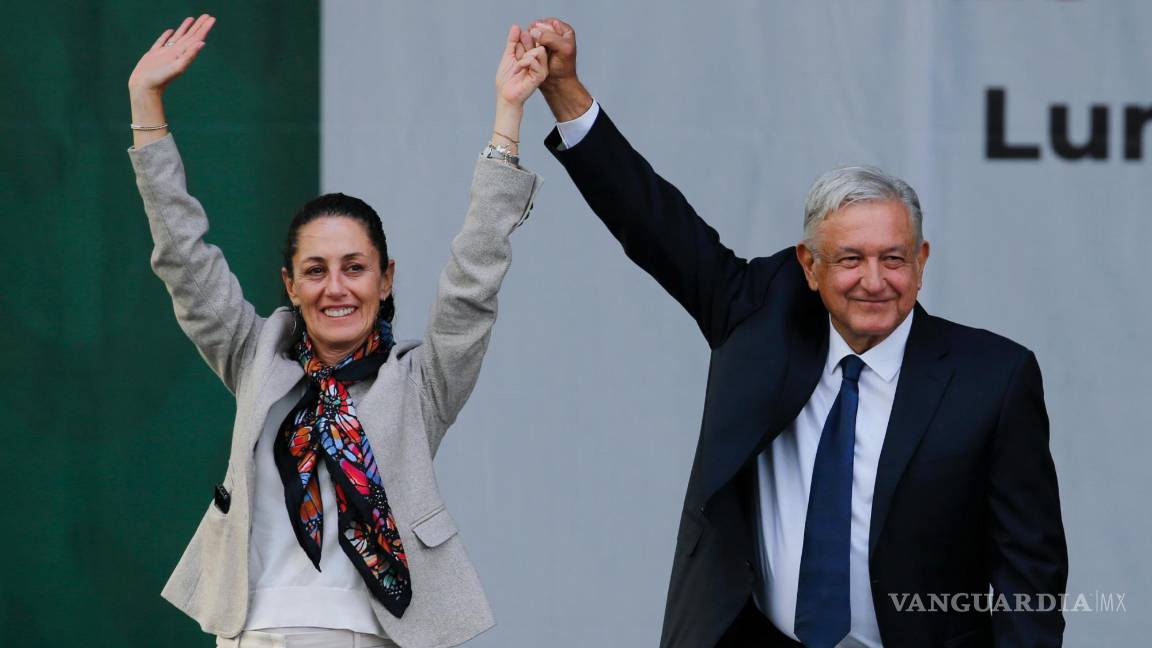 $!El presidente de México, Andrés Manuel López Obrador y la ex alcaldesa Claudia Sheinbaum, saludan a sus partidarios en un mitin en el Zócalo el 1 de julio de 2019.
