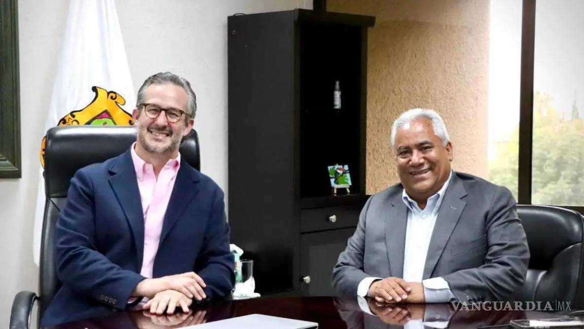 $!el secretario de Educación de Coahuila, Emmanuel Garza, (I), habló de los retos en educación.