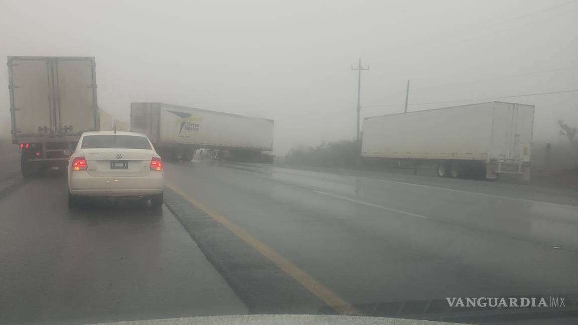Tráiler atravesado dificulta tránsito en carretera libre Monterrey-Saltillo