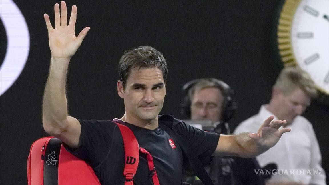 $!Roger Federer saluda luego de su derrota ante Novak Djokovic en su partido de semifinales en el Abierto de Australia el 30 de enero de 2020.