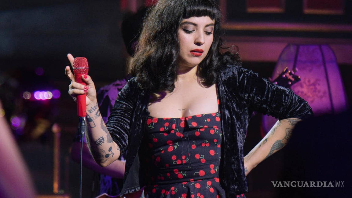 Mon Laferte transmite romántico concierto desde el Teatro Fru Fru