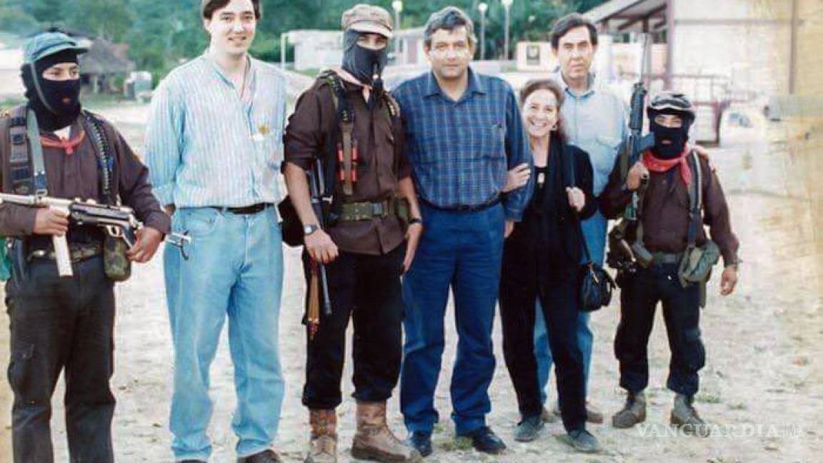 AMLO presume foto con 'Marcos', un día después de pedir al EZLN dejar atrás la confrontación