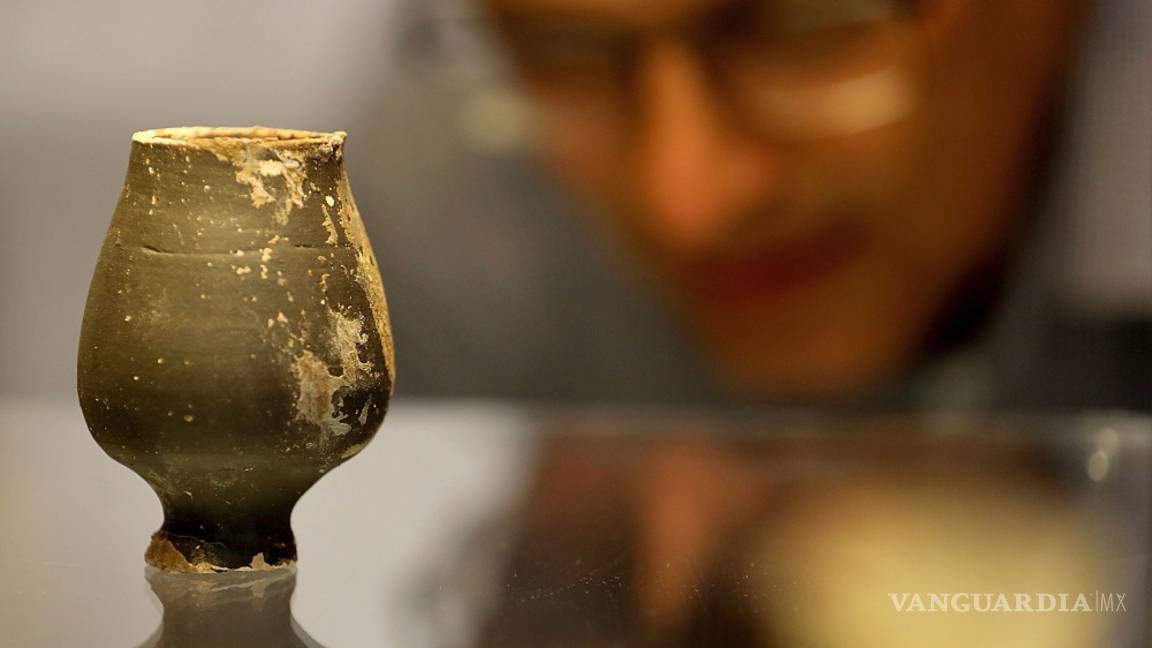 $!Descubren un sepulcro romano con un espejo de mano y cosméticos en Alemania