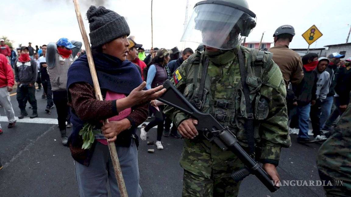 Se recrudecen protestas en Ecuador; militares exigen a periodistas desalojar el palacio de Gobierno