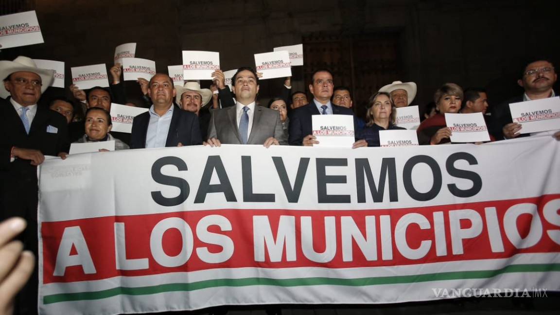 $!Alcaldes protestan fuera de Palacio Nacional lanzando cohetes
