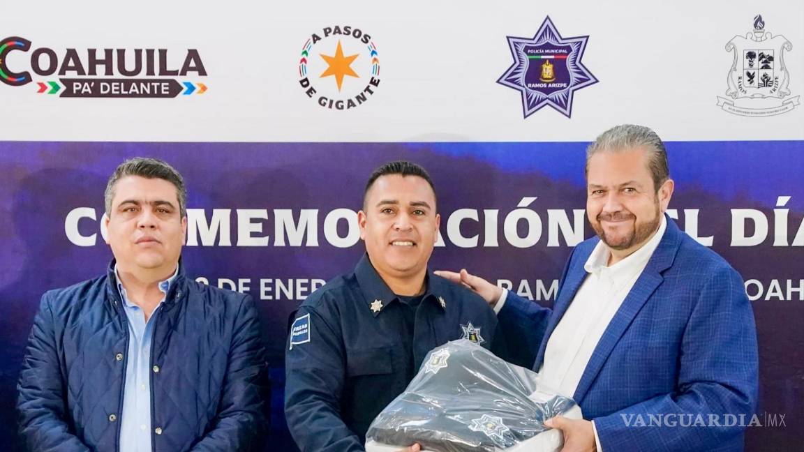 $!Los elementos policiacos de Ramos Arizpe recibieron nuevos uniformes, en el Día del Policía.