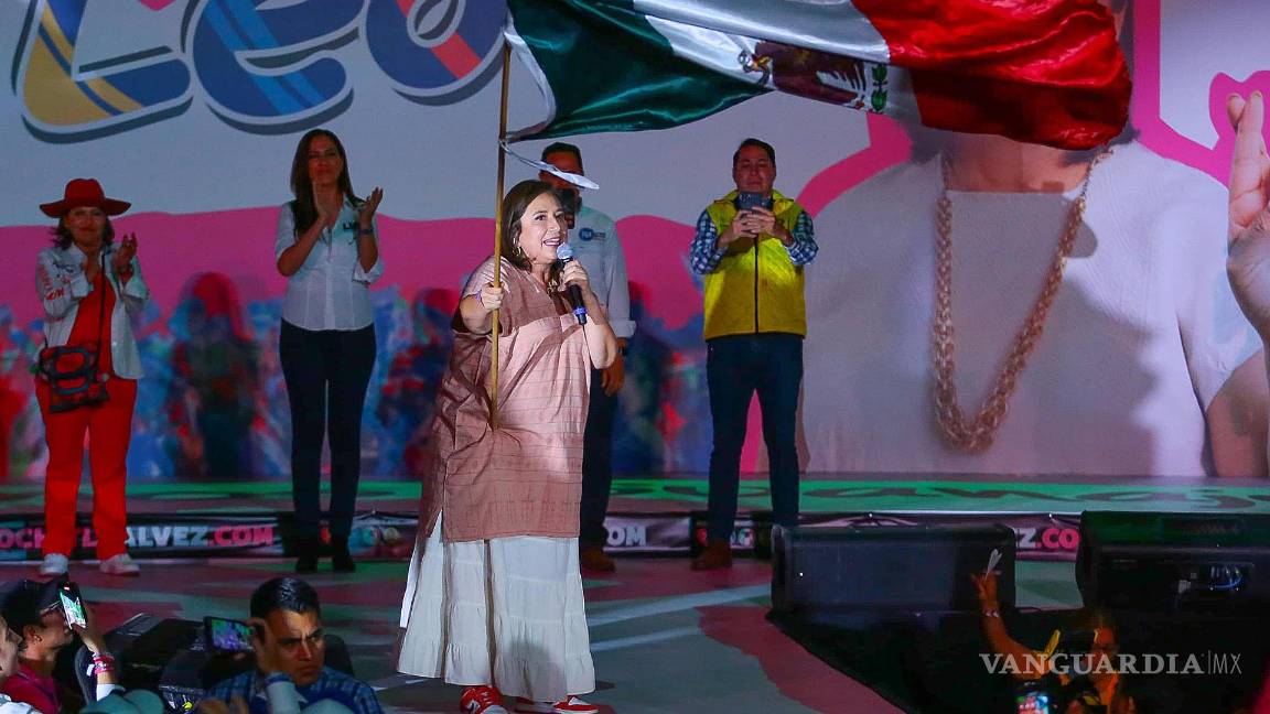 $!La candidata presidencial de la oposición Xóchitl Gálvez (c) participa en un acto de campaña este lunes en una plaza pública de León, Guanajuato (México).