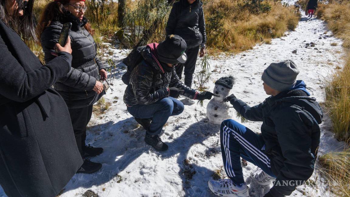 El Ajusco y Nevado de Toluca se pintan de blanco, familias disfrutan de la nevada