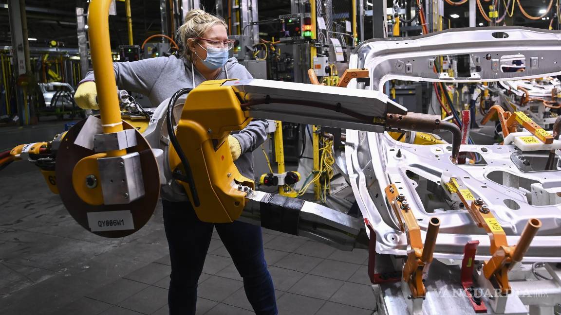 $!Una empleada de GM trabaja en la planta de ensamblaje de General Motors durante la pandemia de COVID-19 en Oshawa, Ontario, el 19 de marzo de 2021.